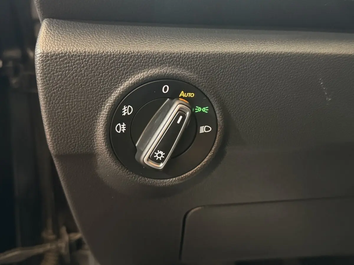 Gros plan sur le bouton de commande des phares du tableau de bord noir du Volkswagen T-Roc 2020 version Lounge Business.