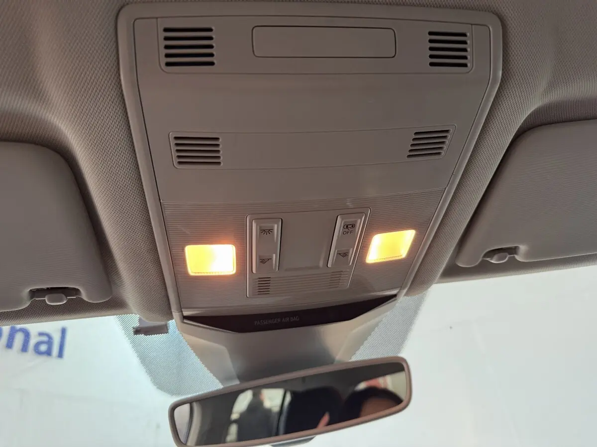 Plafonnier intérieur allumé vu de dessous dans un Volkswagen T-Roc noir, version 2020 essence.