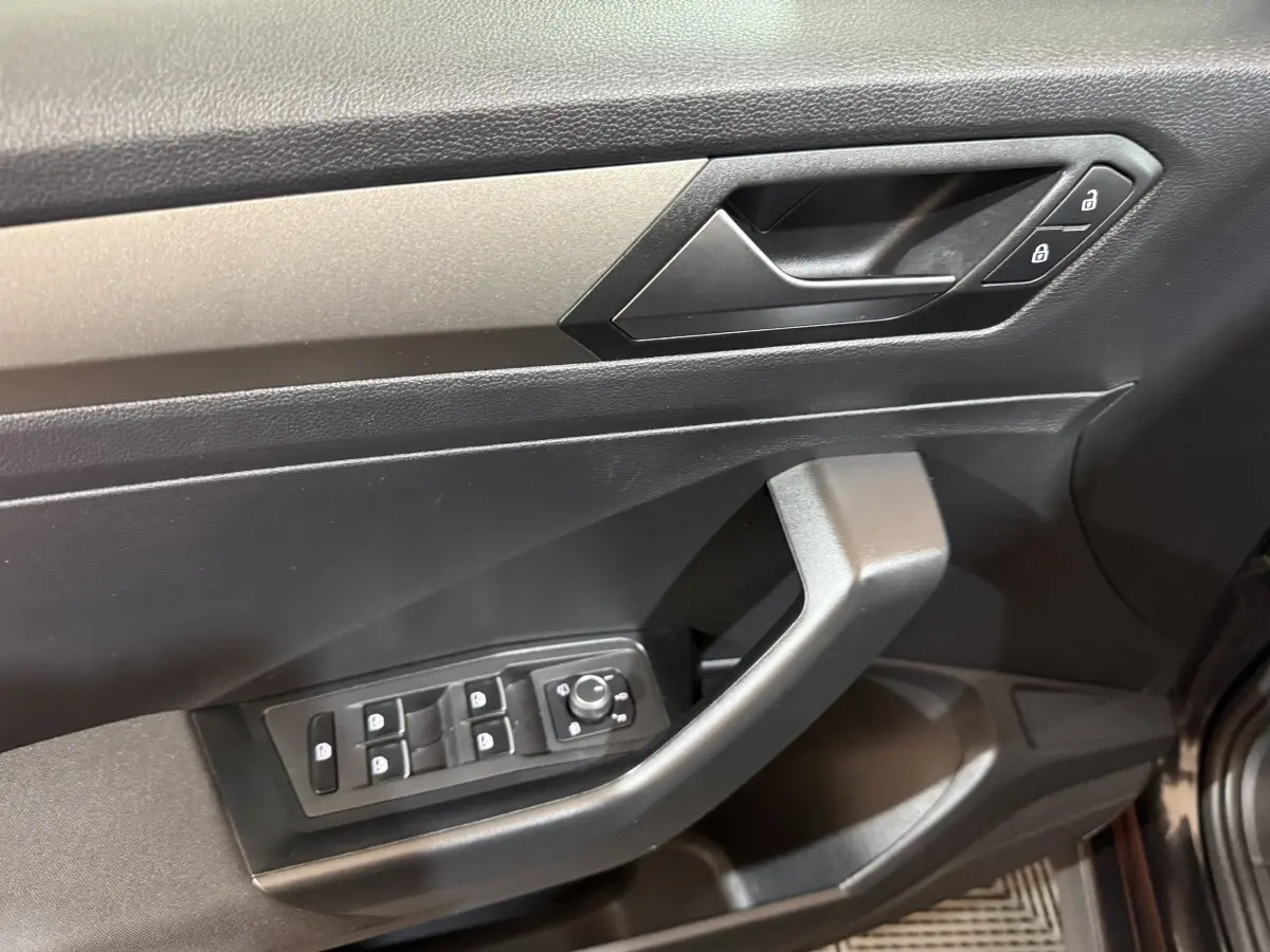 Poignée de porte côté conducteur noir avec commandes des vitres et verrouillage sur Volkswagen T-Roc 2020 noir.