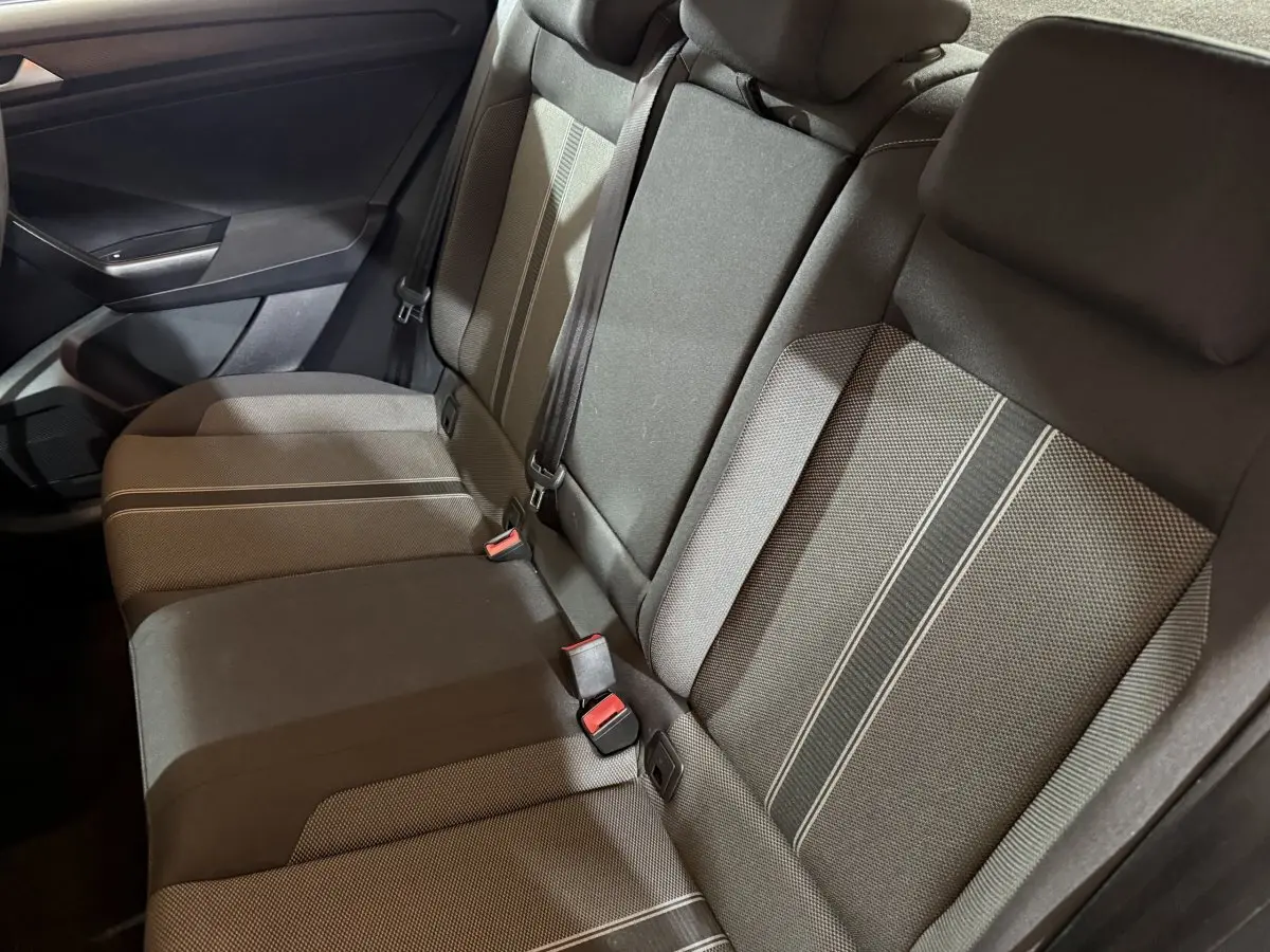 Vue intérieure côté droit des sièges arrière gris foncé du Volkswagen T-Roc 2020 avec ceinture de sécurité et appuie-têtes.