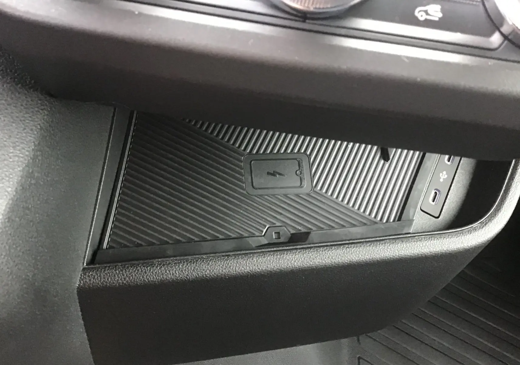 Gros plan sur le chargeur smartphone sans fil et ports USB intégrés dans la console du Renault Master L2H2 blanc.