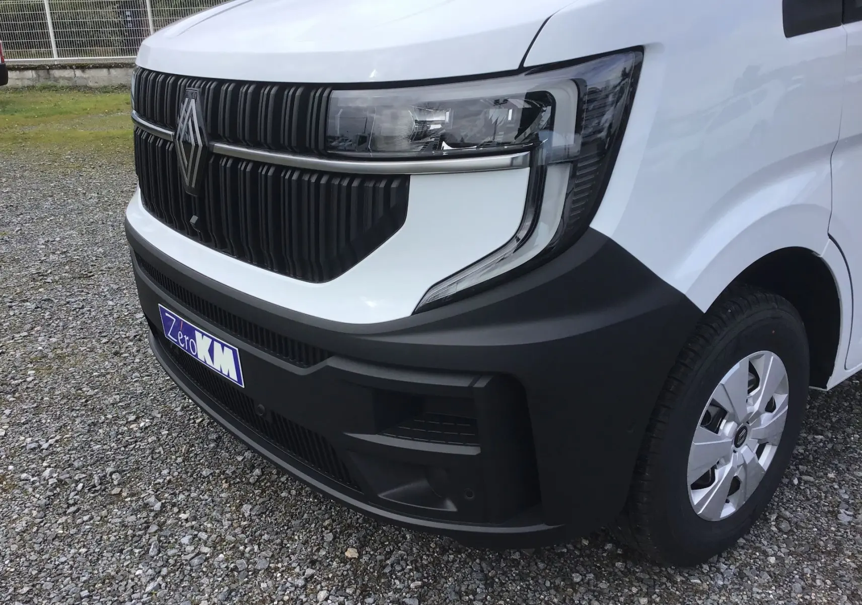 Gros plan sur l’avant droit du Renault Master blanc 2026 avec calandre noire et phares modernes.