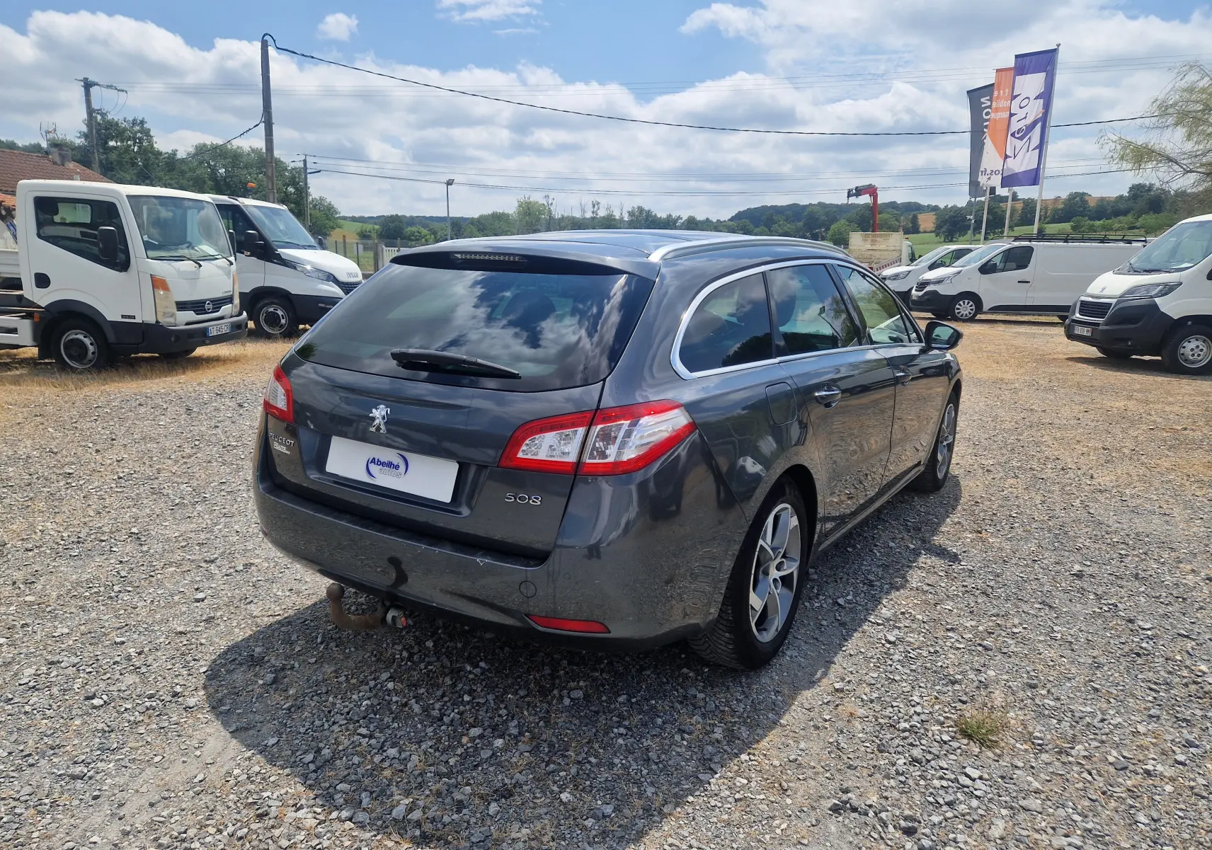 Peugeot 508 SW gris shark vue 3/4 arrière droit, break diesel avec attelage et jantes alliage 17 pouces.
