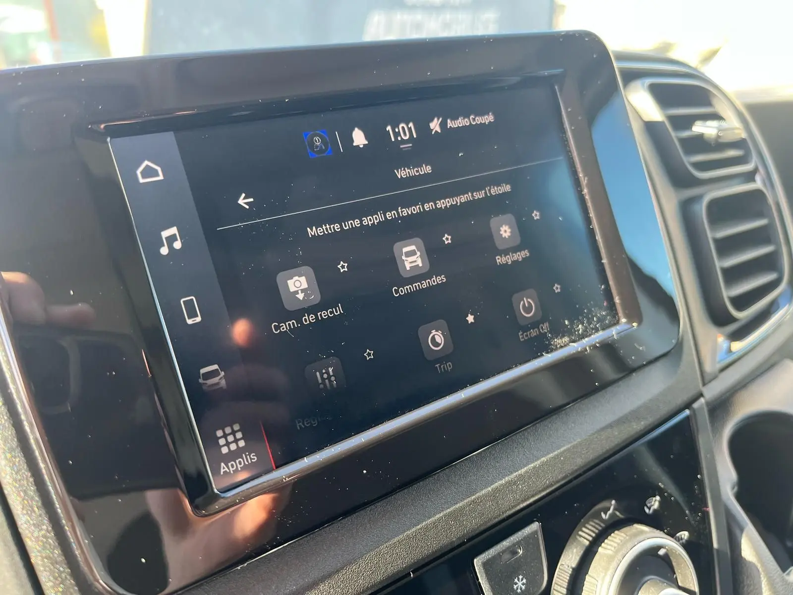 Écran tactile central du tableau de bord du Fiat Ducato Fourgon 2023, affichant les commandes du véhicule.