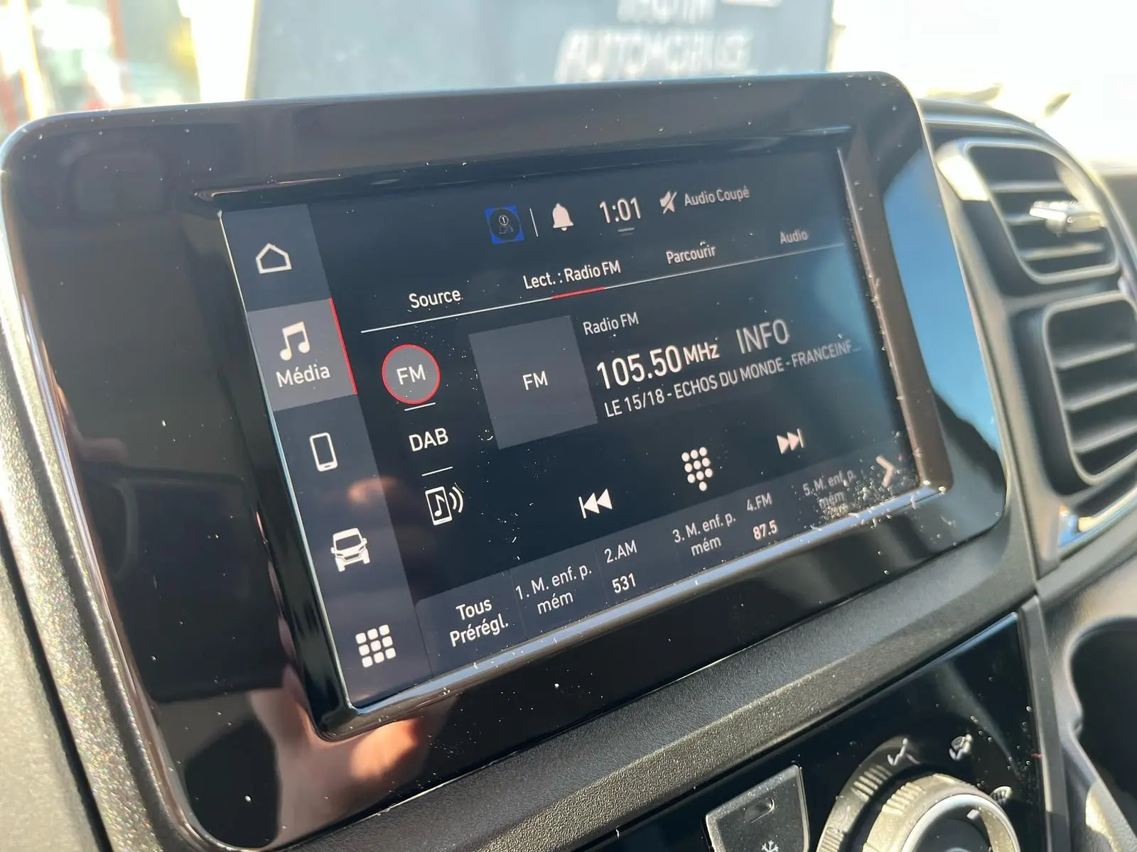 Écran tactile central du tableau de bord du Fiat Ducato Fourgon blanc, affichant la radio FM à 105,50 MHz.
