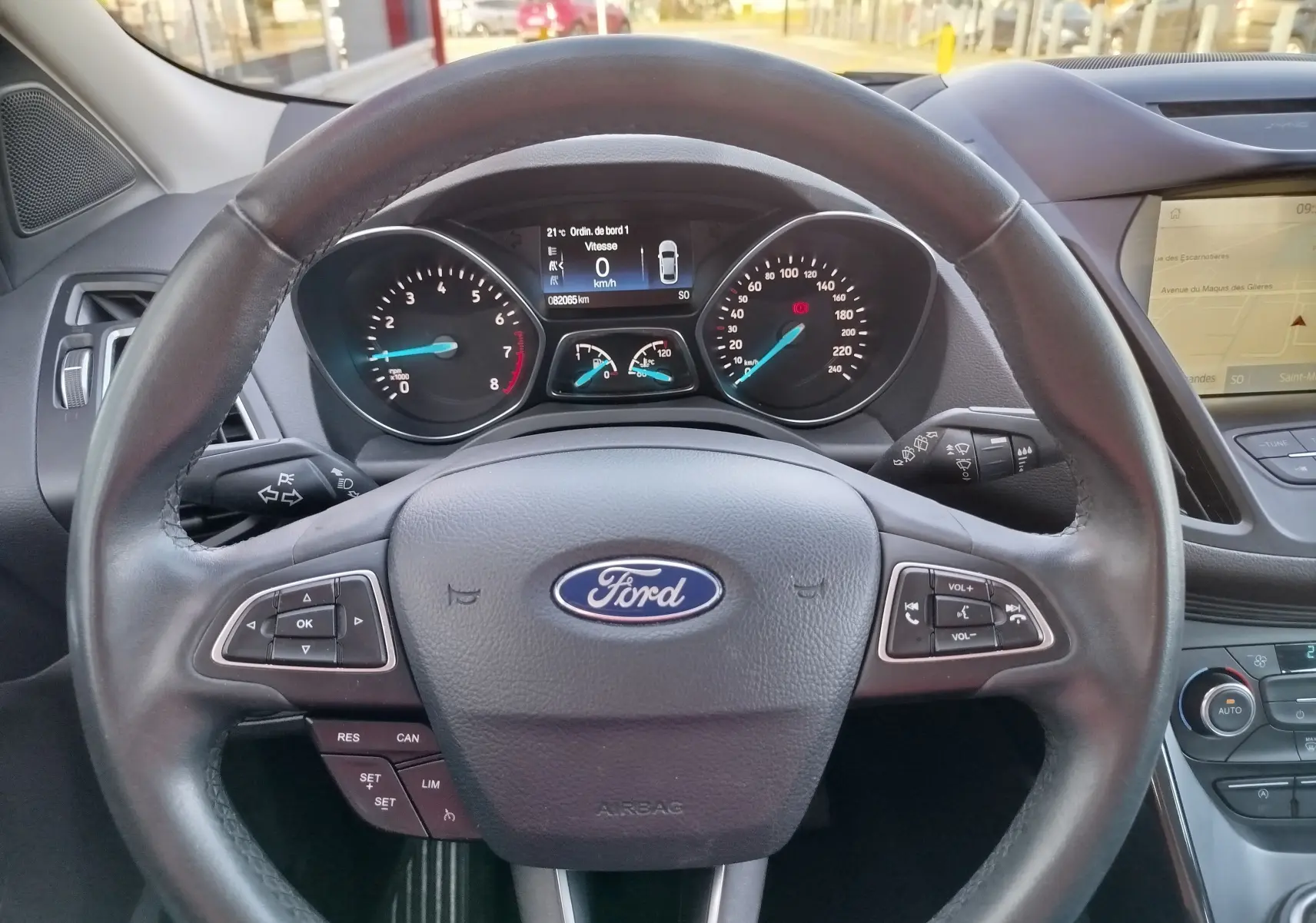 Vue centrée sur le volant noir du Ford Kuga 2019 avec tableau de bord et écran tactile visible à droite