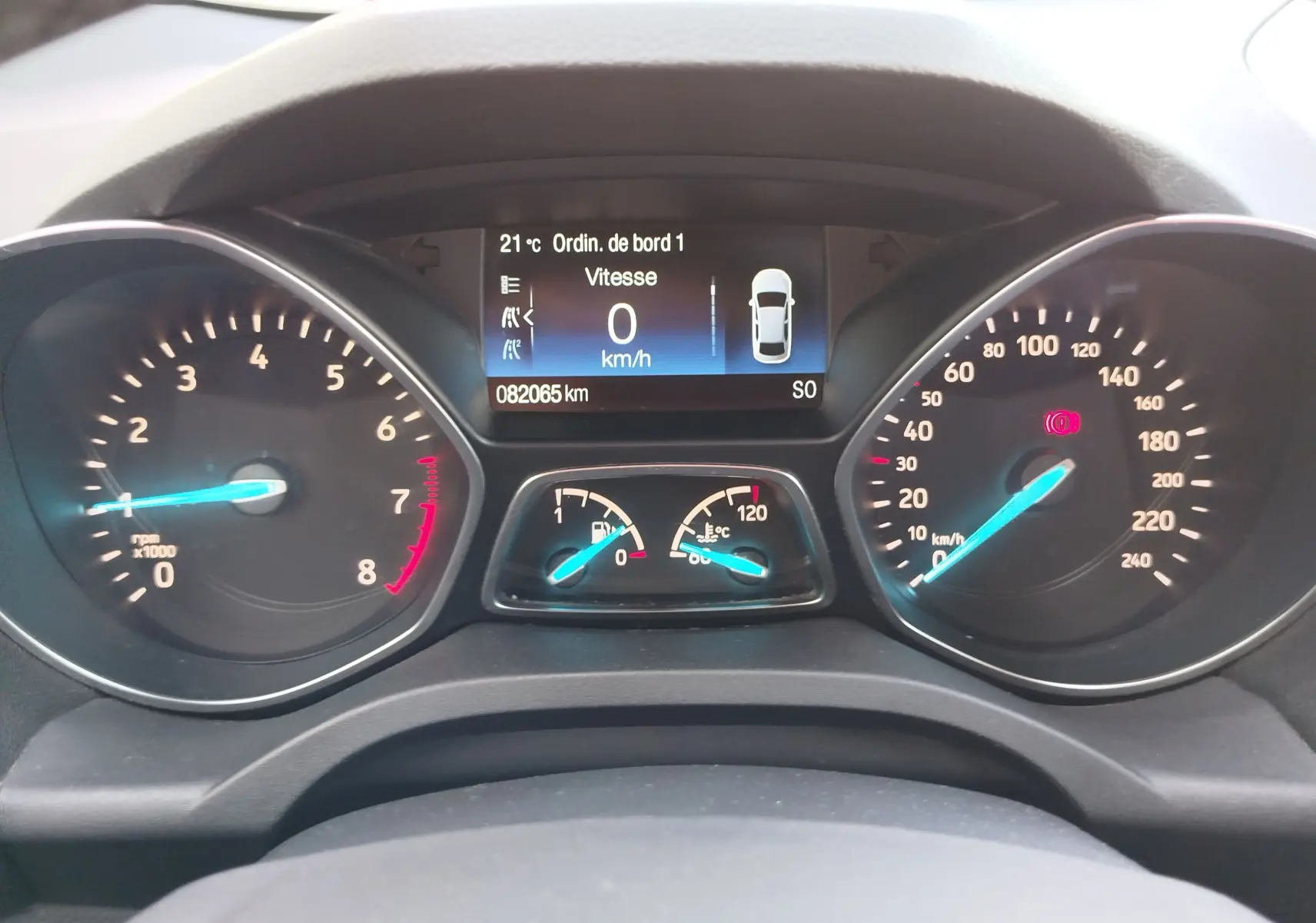 Tableau de bord du Ford Kuga gris clair 2019, affichant vitesse à 0 km/h et compte-tours au ralenti.