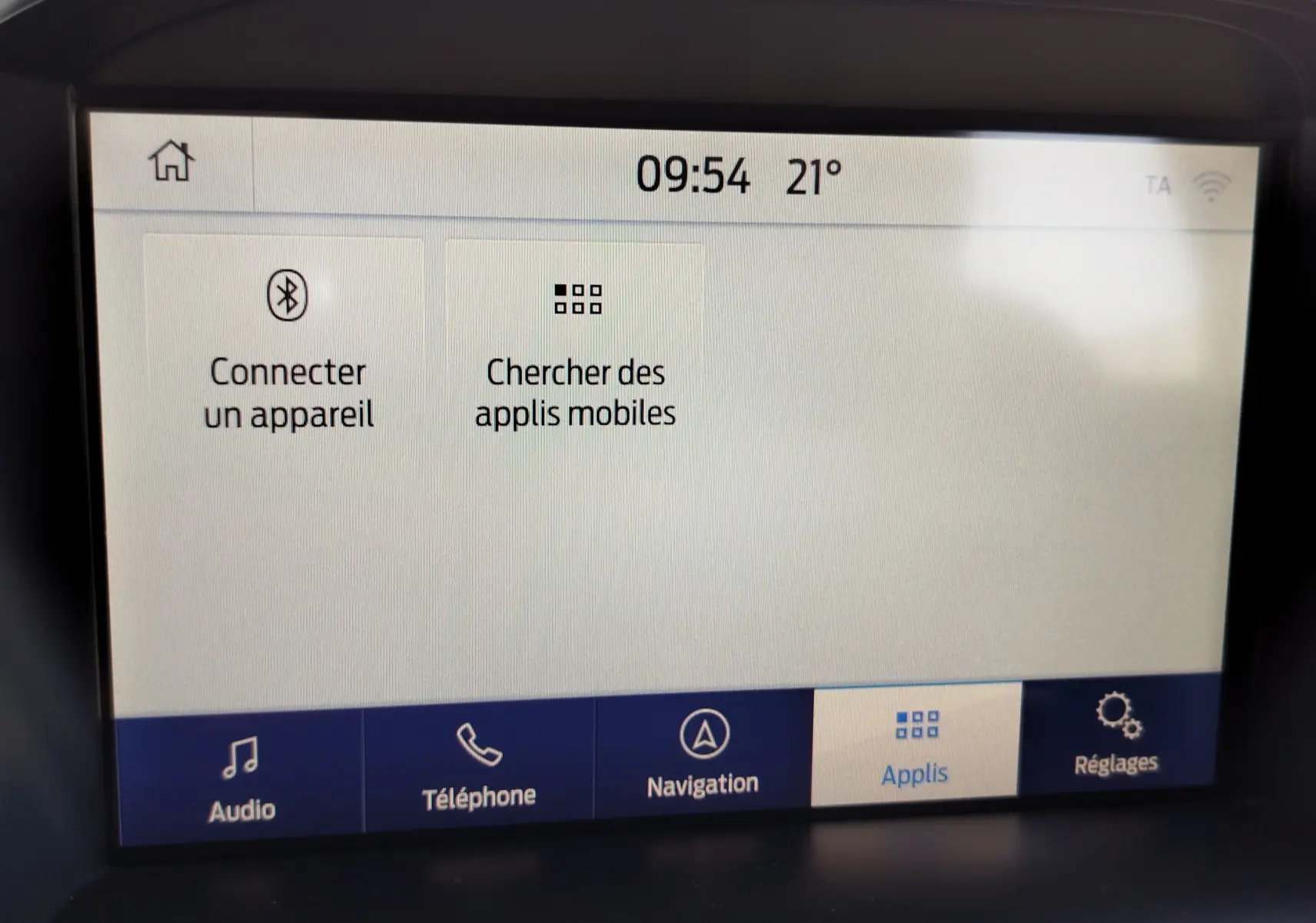 Écran tactile central du Ford Kuga 2019 affichant les options de connexion Bluetooth et applications mobiles.