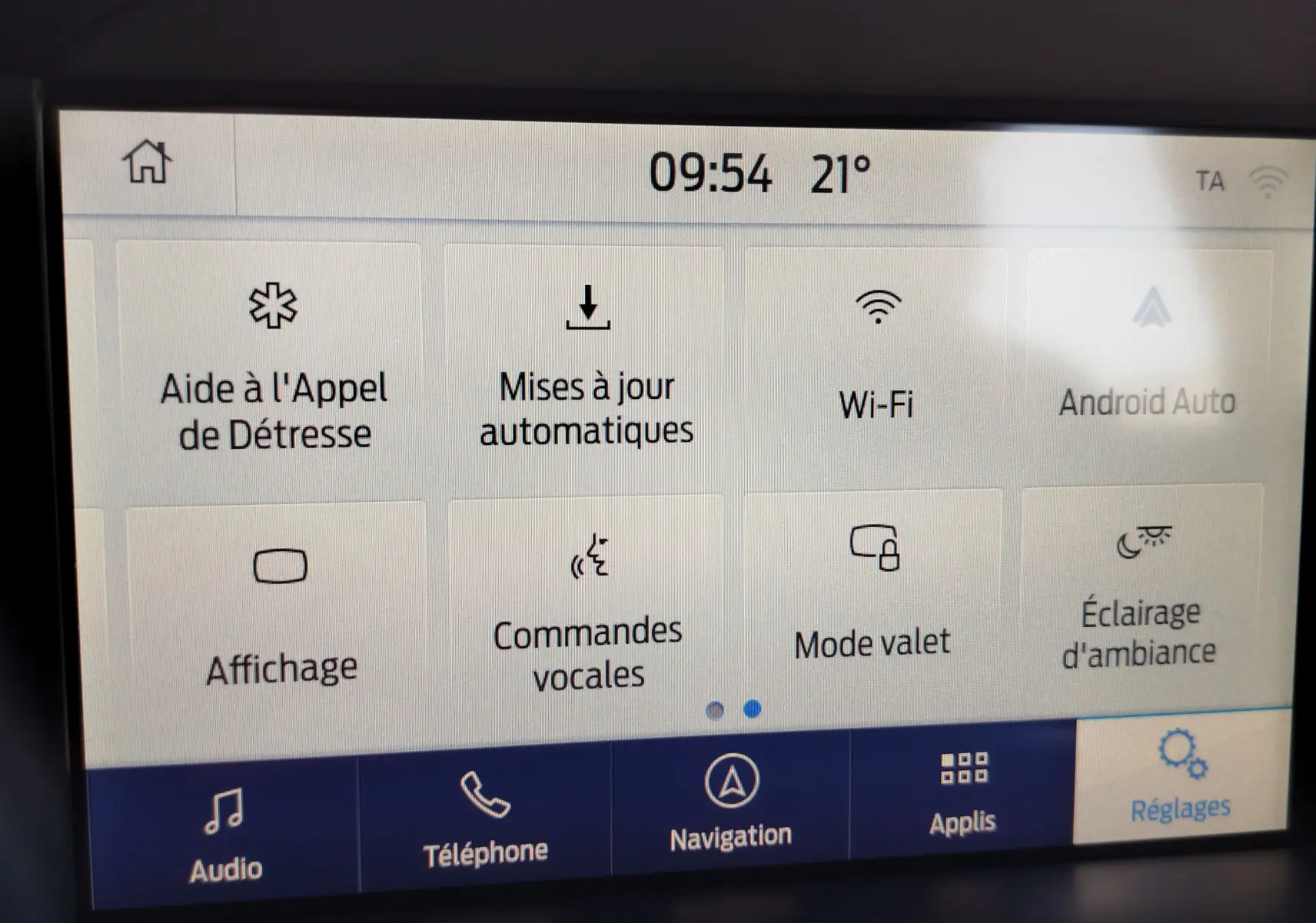 Écran tactile du système multimédia Ford Kuga 2019 affichant les réglages et options connectées.
