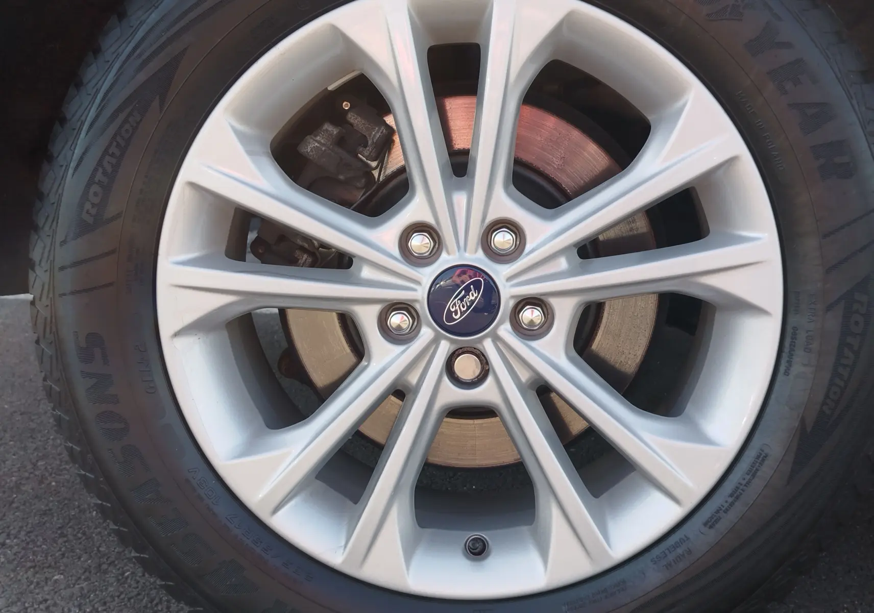 Gros plan sur la jante alliage argentée avec logo Ford central du Ford Kuga gris clair 2019.