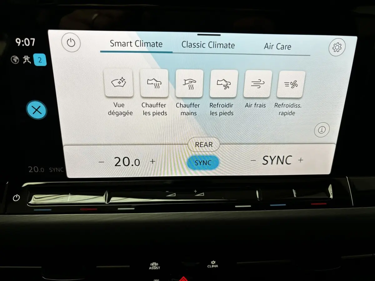 Écran tactile central de la Volkswagen Golf 2024 noir affichant les réglages de climatisation Smart Climate.
