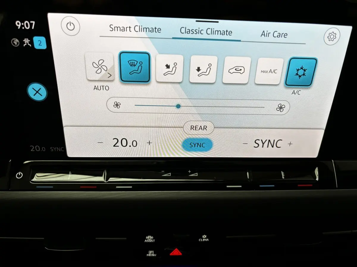 Écran tactile central de la climatisation digitale de la Volkswagen Golf 1.5 ETSI noire, vue intérieure rapprochée.