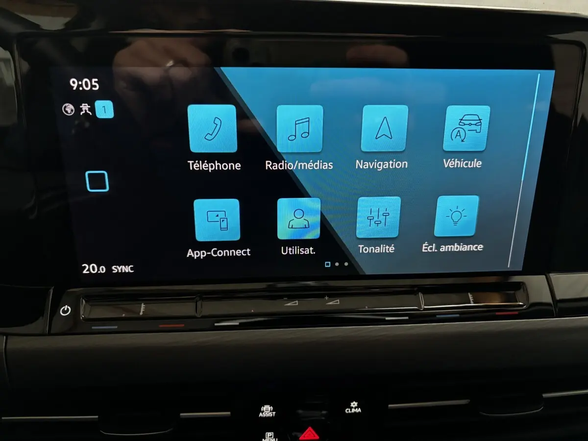 Écran tactile central affichant le menu multimédia dans l'habitacle d'une Volkswagen Golf noire 2024.