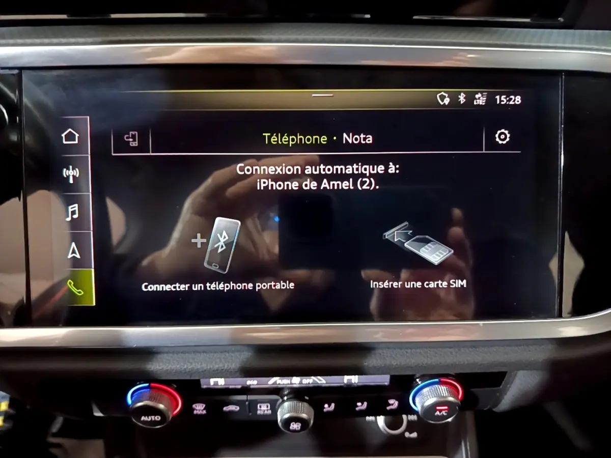 Écran tactile central affichant la connexion Bluetooth dans l’Audi Q3 noir, vue rapprochée du tableau de bord.