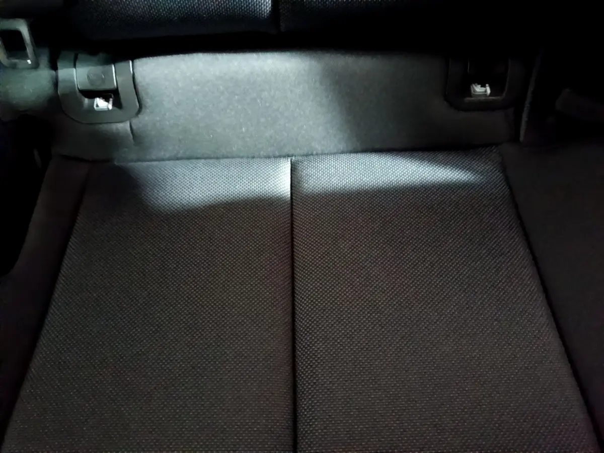 Gros plan sur la banquette arrière noire de l'Audi Q3 35 TDI 150 S tronic Business Line, tissu texturé.