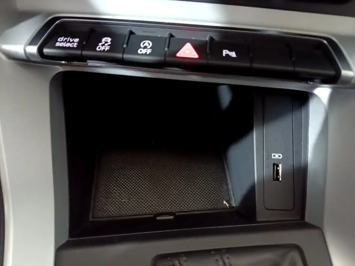 Gros plan sur la console centrale de l'Audi Q3 35 TDI 150 S tronic Business Line 2020 avec boutons de contrôle et port USB.