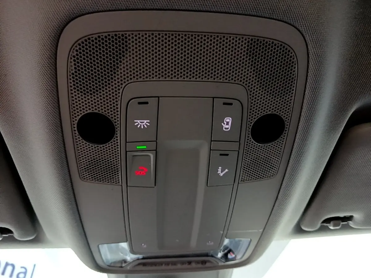 Vue en contre-plongée du plafonnier gris avec commandes SOS et éclairage dans l'Audi Q3 noir 2020