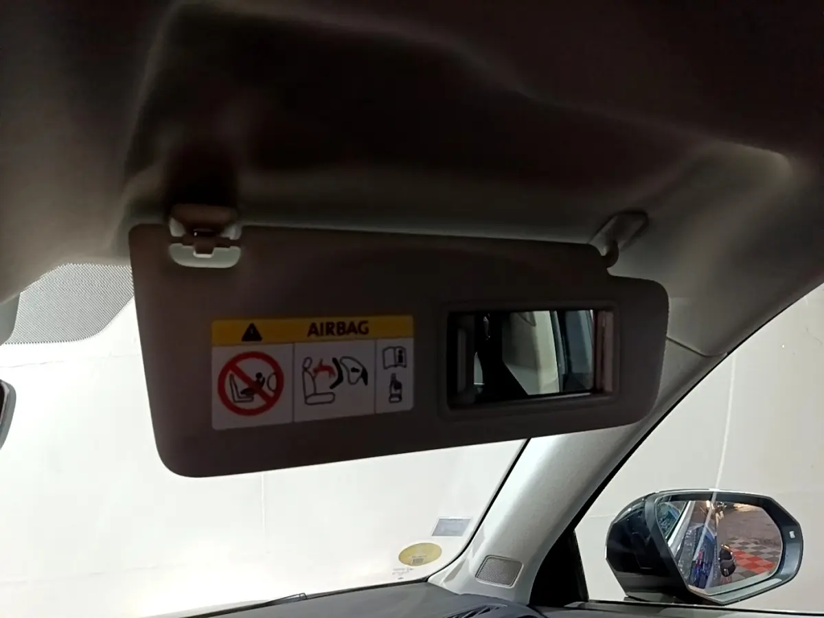 Détail du pare-soleil côté conducteur avec miroir intégré dans l'habitacle d'un Audi Q3 noir 2020.