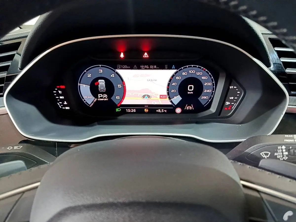 Tableau de bord numérique de l'Audi Q3 35 TDI 150 S tronic Business Line 2020 affichant la navigation et les compteurs.