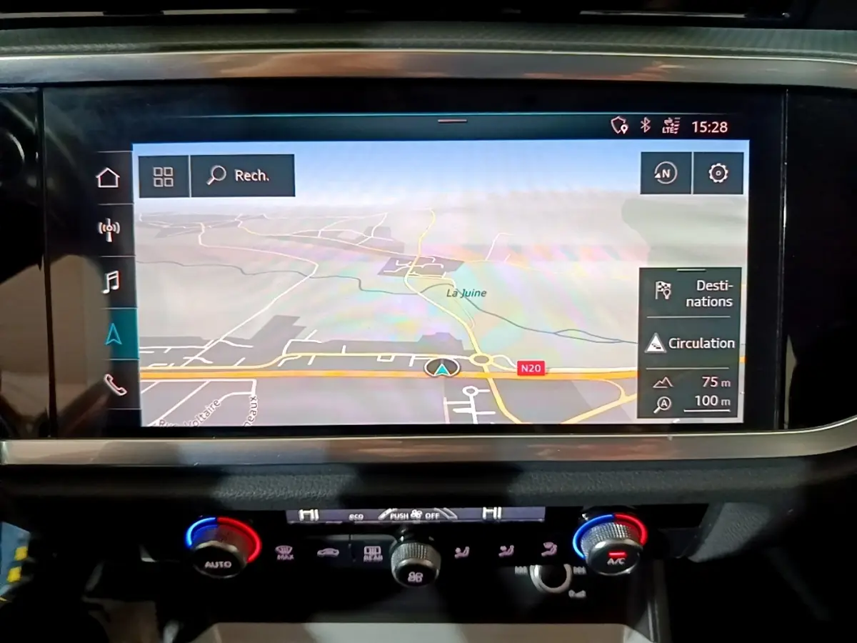 Écran tactile central affichant la navigation GPS dans l'Audi Q3 35 TDI Business Line noire, vue intérieure frontale.