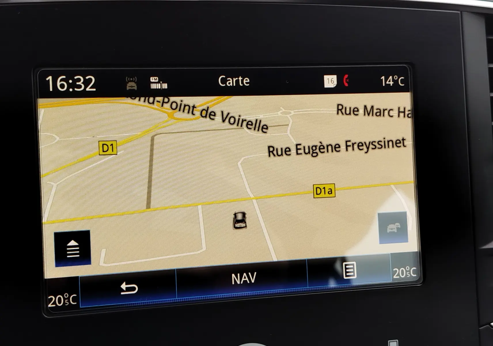 Écran de navigation intérieur de Renault Mégane 1.5 dCi 2018 affichant une carte routière avec température extérieure à 14°C.