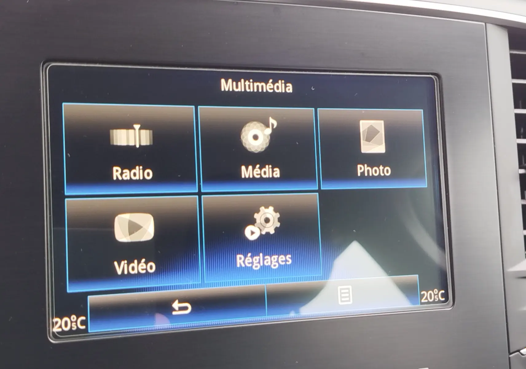 Écran tactile multimédia intérieur de Renault Mégane 2018 affichant les options Radio, Média, Photo, Vidéo et Réglages.