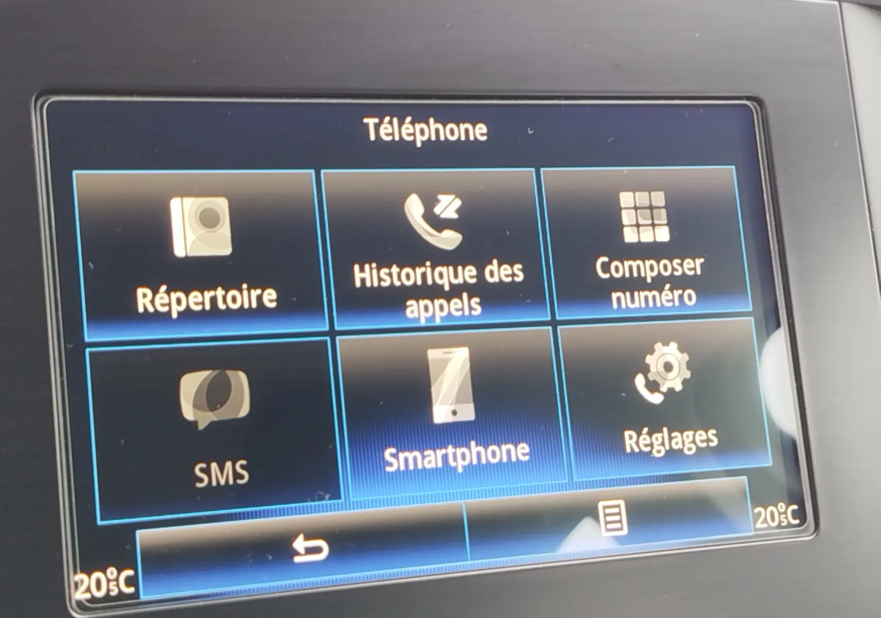 Écran tactile central de la Renault Mégane 1.5 dCi 110ch Business affichant le menu téléphone en intérieur gris.