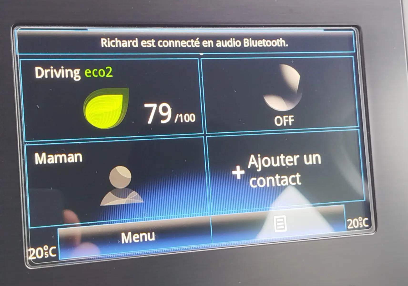 Écran tactile intérieur de la Renault Mégane 2018 montrant la connexion Bluetooth et l'indicateur de conduite éco.