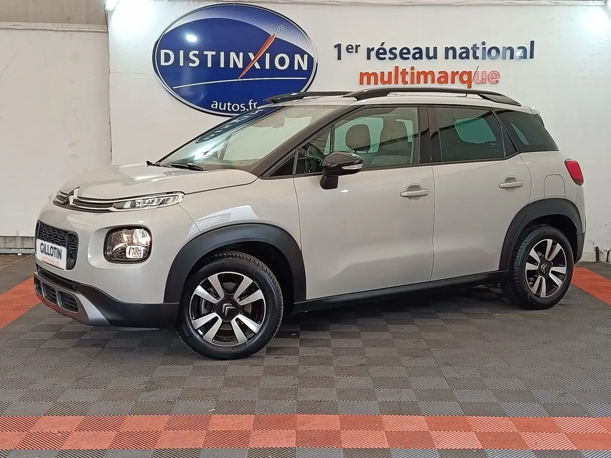 Vue latérale gauche d'un Citroën C3 Aircross beige 2021 avec toit noir et jantes alliage bicolores.