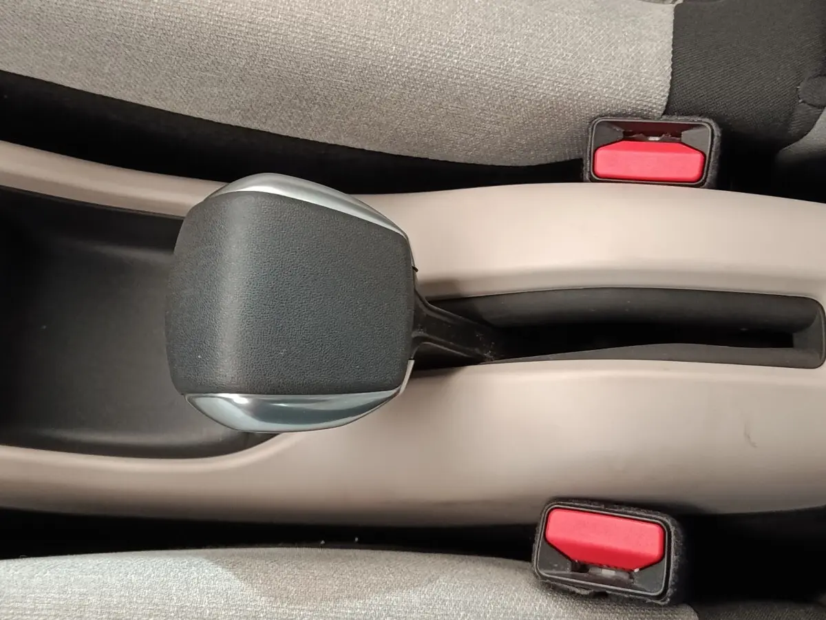 Le levier de vitesse automatique noir et argenté sur console beige intérieur Citroën C3 Aircross 2021.