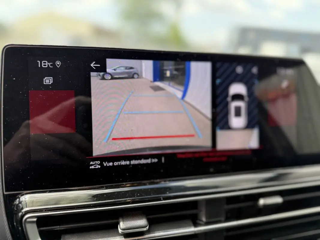 Écran tactile intérieur montrant la caméra de recul et l'affichage 360° du Citroën C5 Aircross gris platinium.