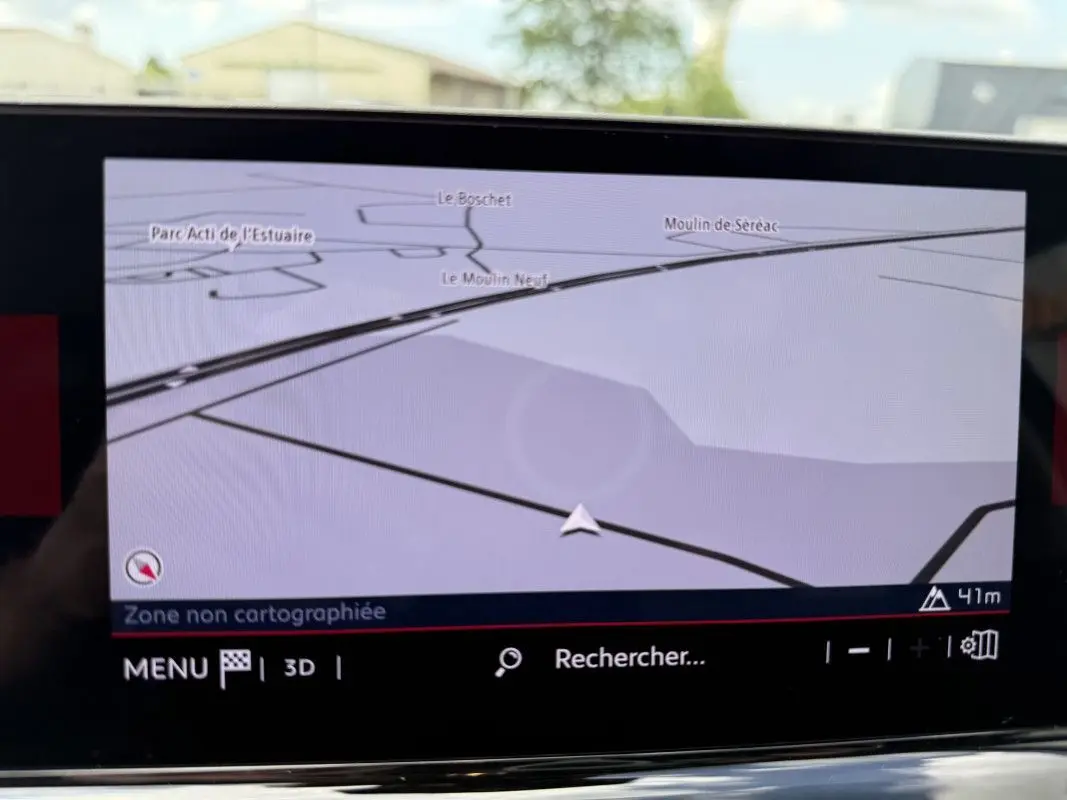 Écran de navigation intérieur du Citroën C5 Aircross 1.5 HDi 130 gris platinium, affichant une carte en mode 3D.