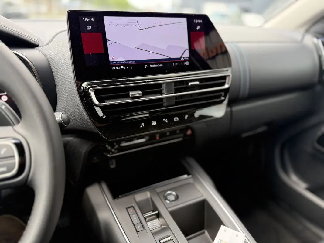 Vue intérieure côté conducteur du tableau de bord et de l'écran tactile du Citroën C5 Aircross 1.5 HDi gris platinium 2025.