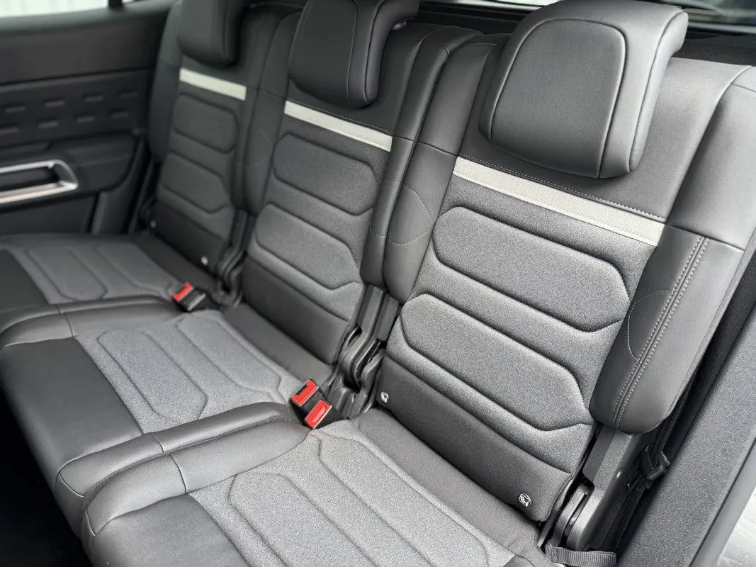 Vue rapprochée des sièges arrière en cuir et tissu gris du Citroën C5 Aircross 2025, soulignant leur design moderne.