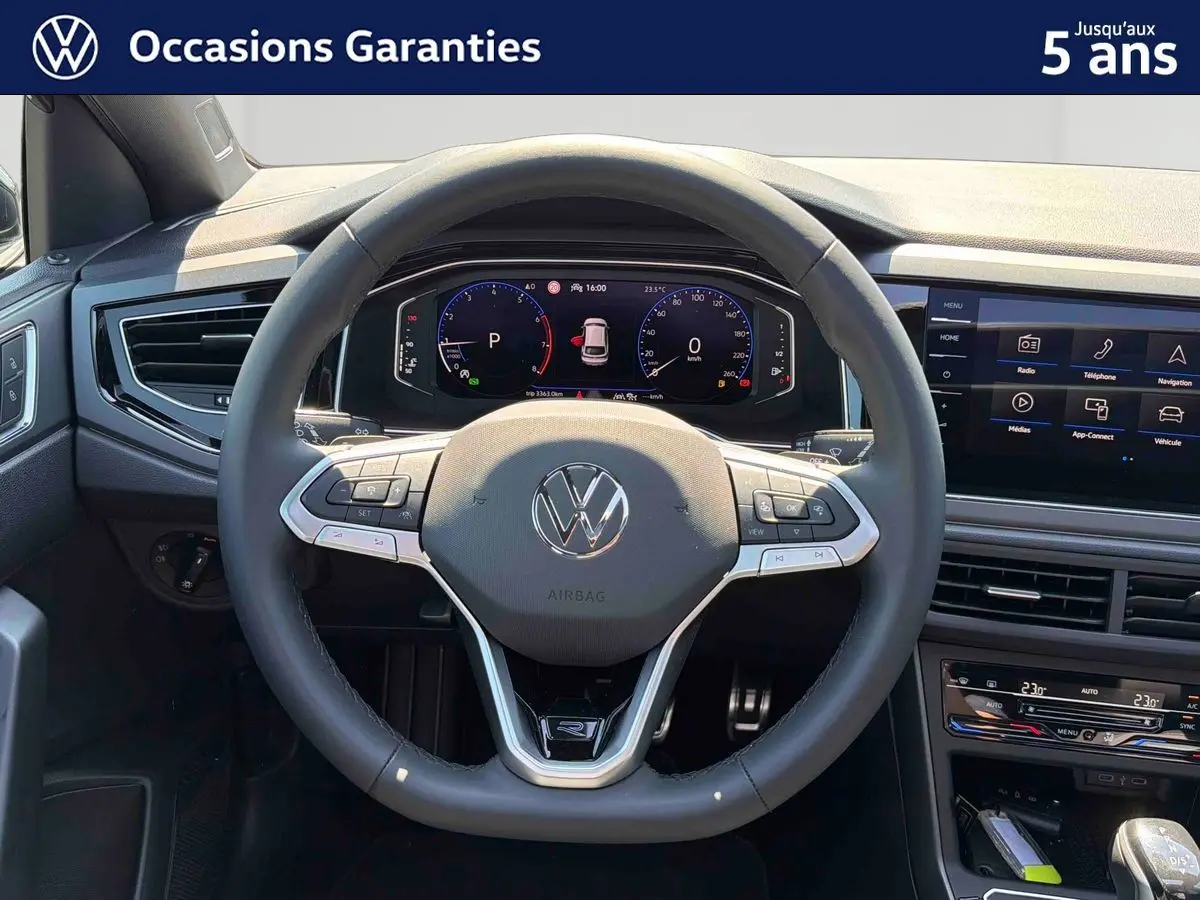 Vue intérieure centrée sur le volant cuir multifonctions du Volkswagen Taigo 1.5 TSI 150 DSG7 avec tableau de bord digital.