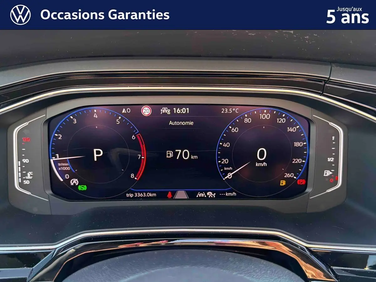Tableau de bord numérique du Volkswagen Taigo 2025, affichant vitesse, autonomie et température intérieure.