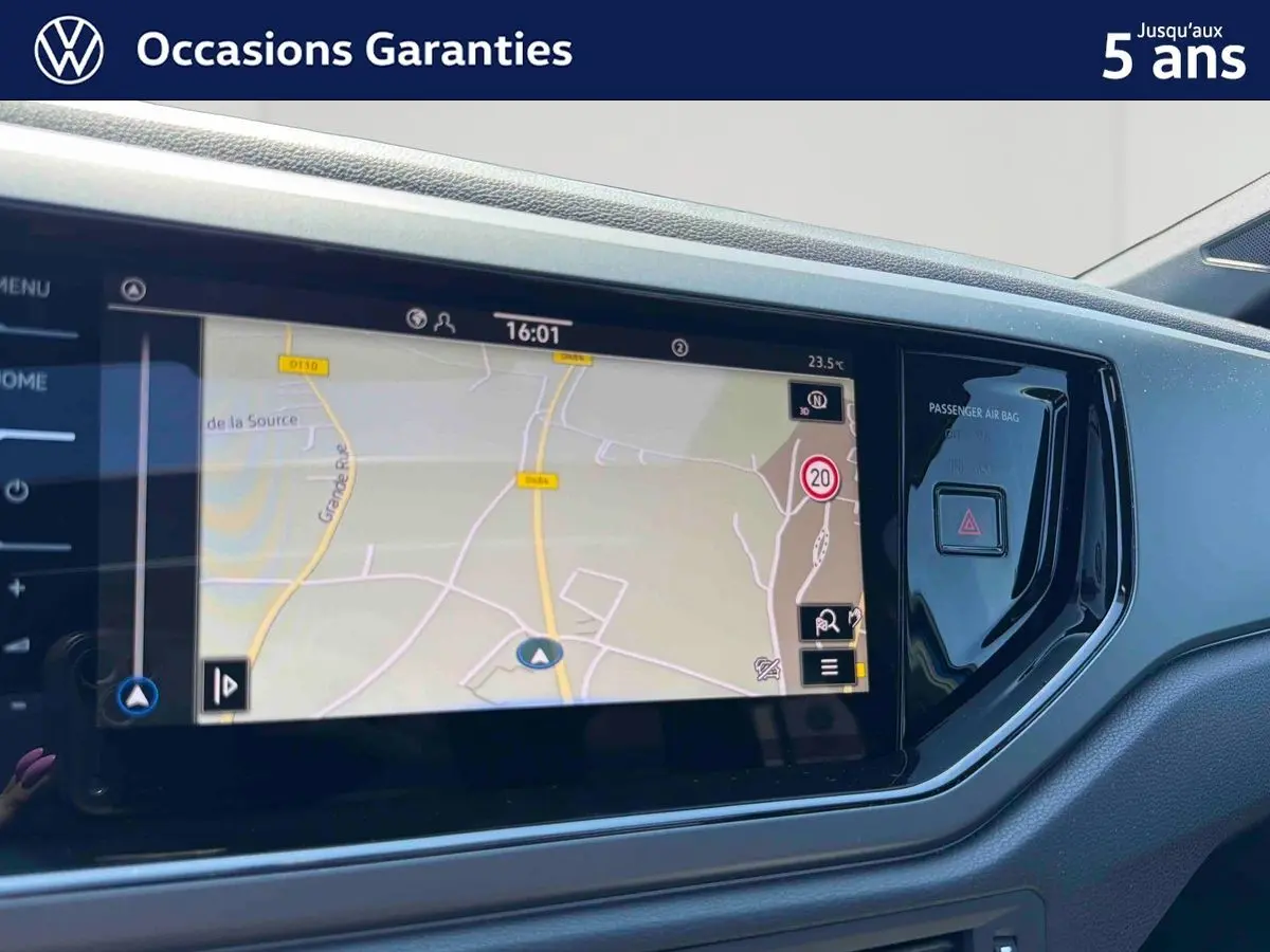 Vue rapprochée de l'écran tactile de navigation du tableau de bord d'un Volkswagen Taigo bleu 2025.