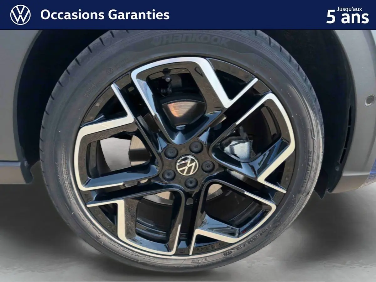 Gros plan sur la jante alliage 18 pouces noire et argentée du Volkswagen Taigo 2025 avec logo VW central.