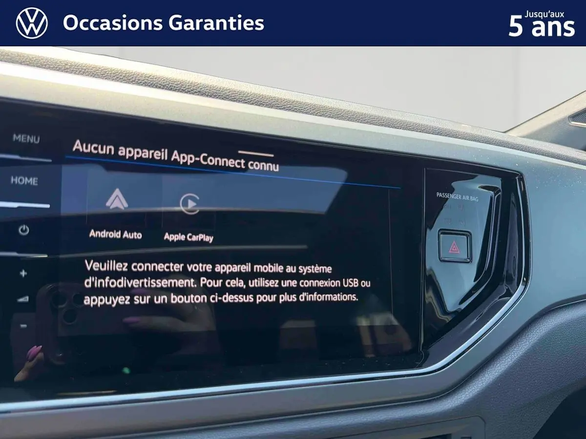 Vue rapprochée de l'écran tactile du tableau de bord du Volkswagen Taigo 2025, affichant la connexion App-Connect.