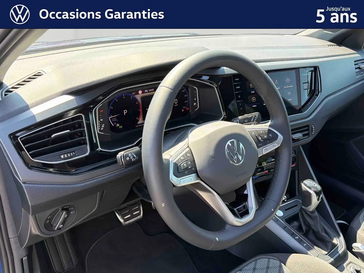Vue intérieure du tableau de bord et volant cuir multifonctions du Volkswagen Taigo 2025, ambiance moderne et épurée.