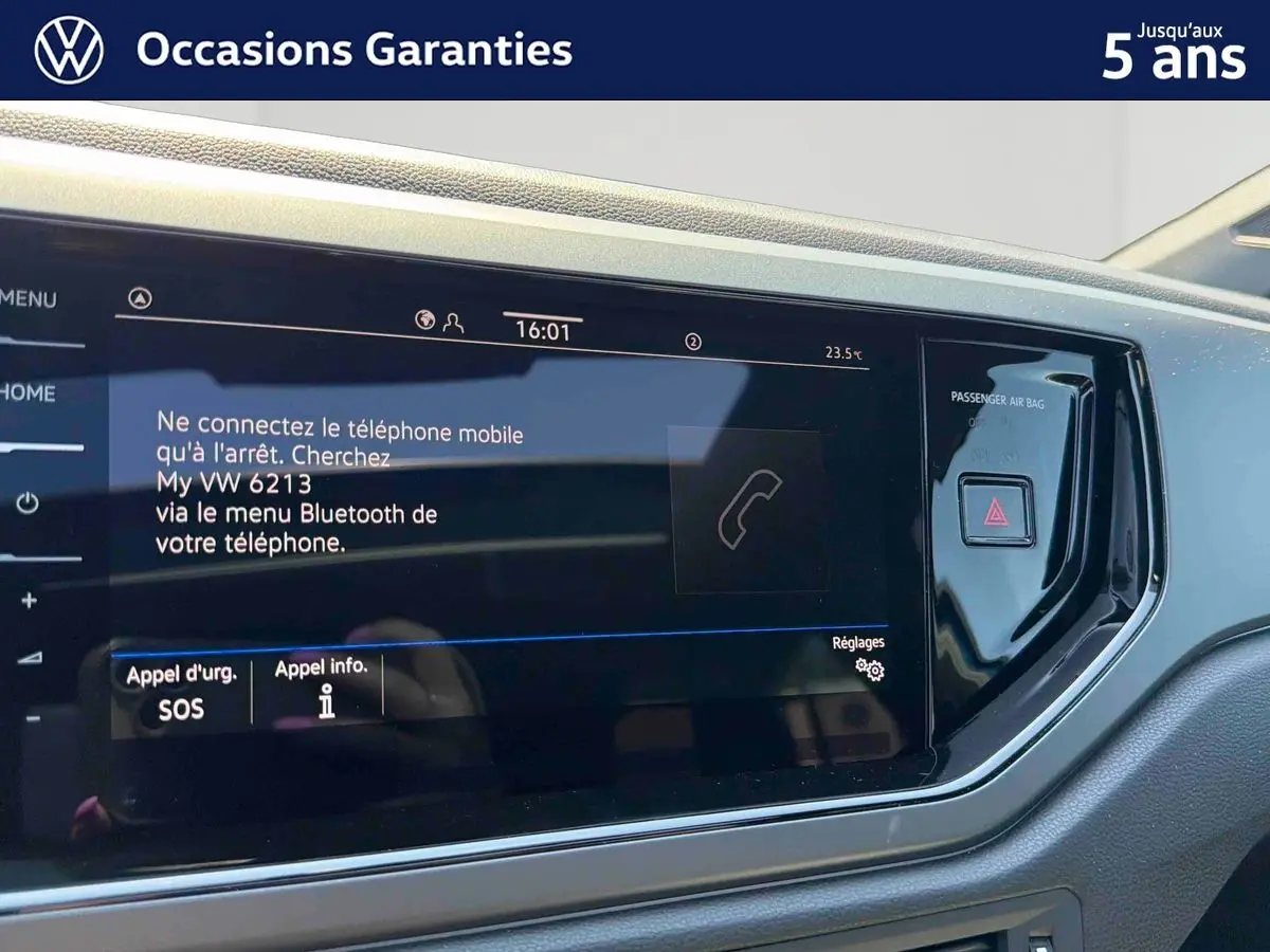 Écran tactile central du Volkswagen Taigo 2025 affichant le menu Bluetooth et les options d'appel d'urgence.