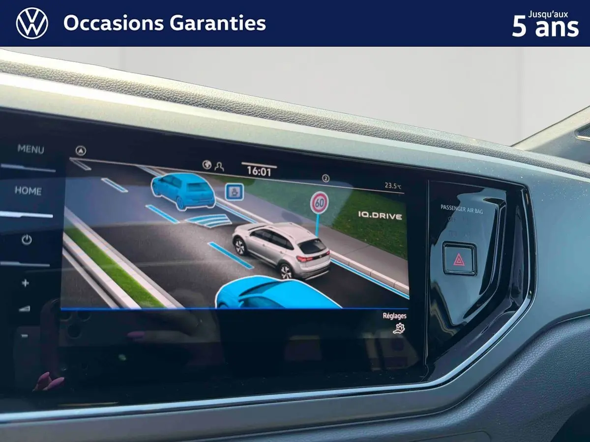 Écran tactile intérieur montrant l'assistance IQ.DRIVE avec vue 3D du véhicule et signalisation routière.