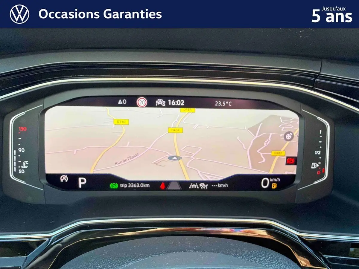Affichage numérique de navigation et tableau de bord du Volkswagen Taigo bleu, vue rapprochée intérieure.