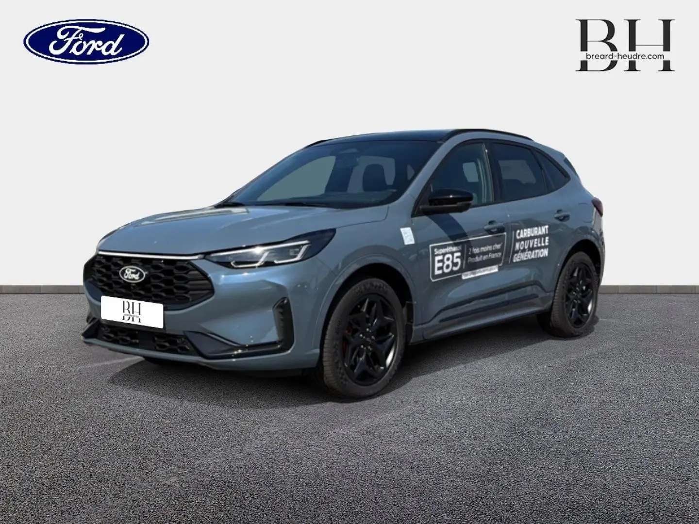 Vue 3/4 avant d'un Ford Kuga bleu métallisé avec jantes noires et marquages E85 sur la porte côté droit.