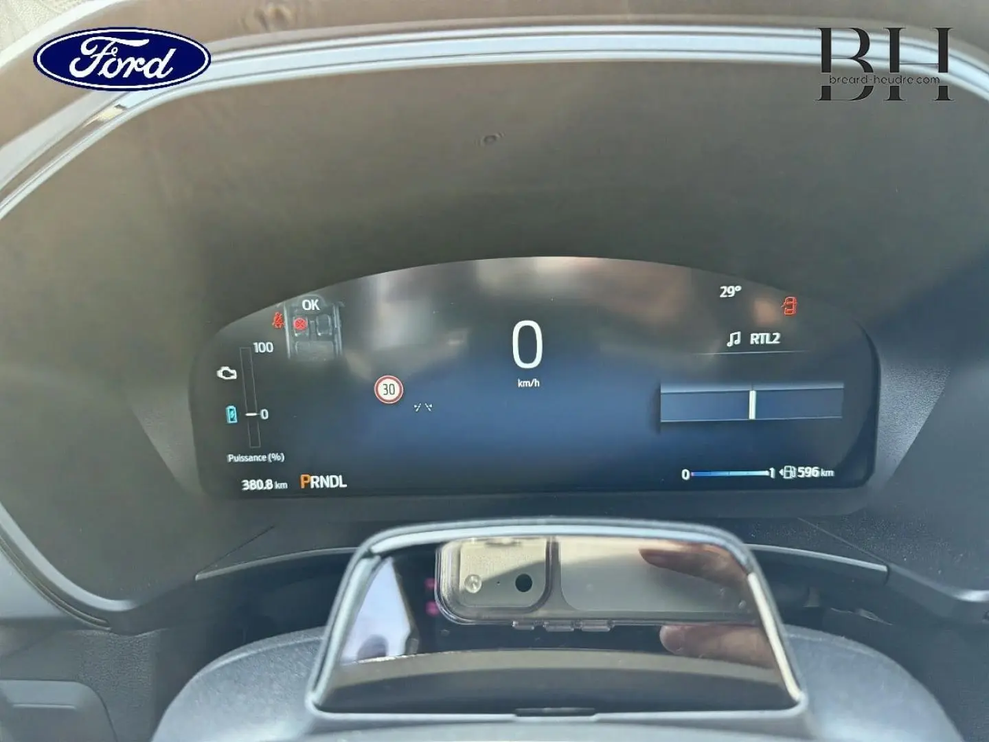 Vue rapprochée du tableau de bord numérique du Ford Kuga 2026 affichant la vitesse et les informations de conduite.