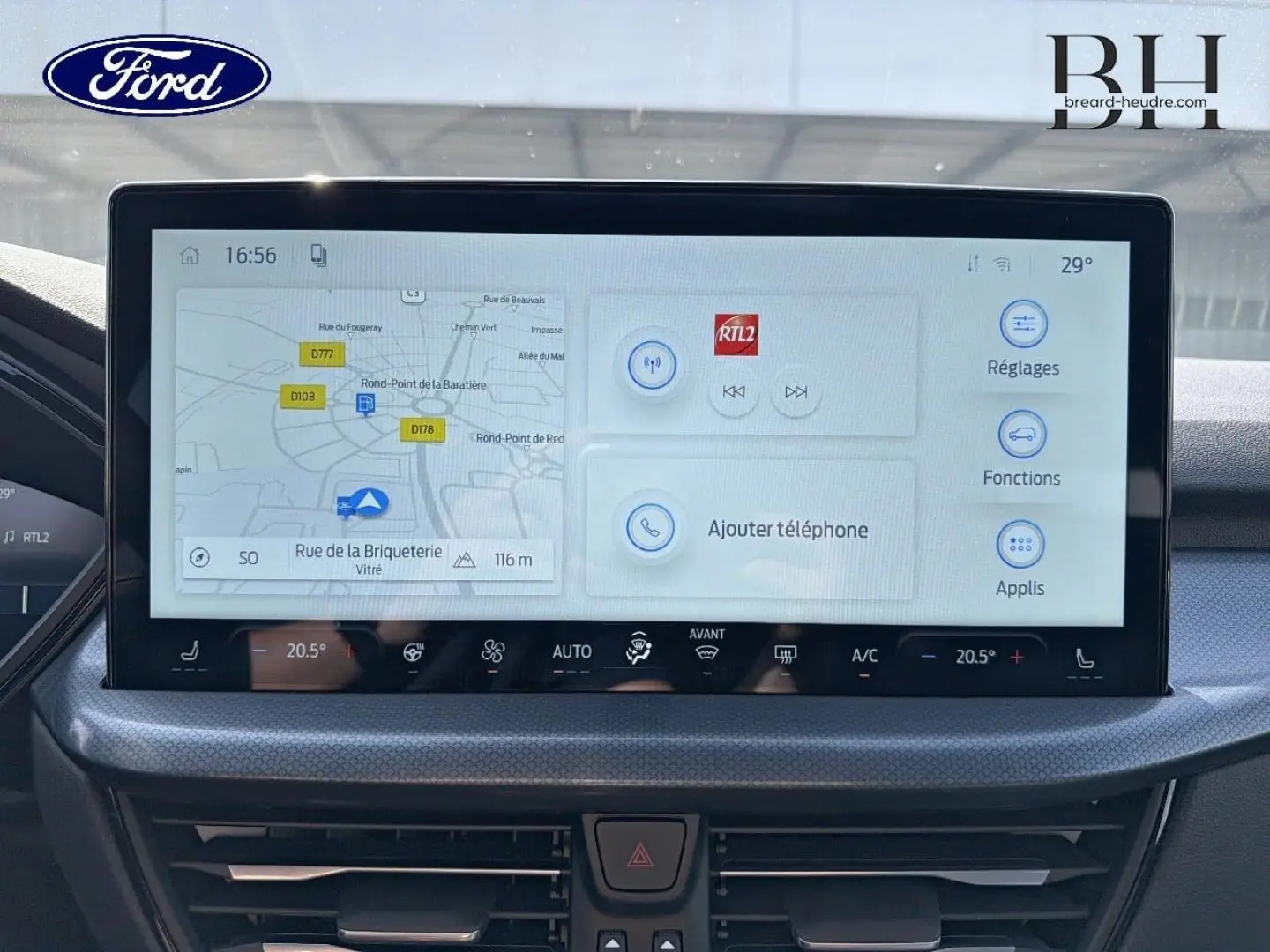 Écran tactile central du Ford Kuga bleu 2026 montrant GPS et commandes multimédia dans l'habitacle.