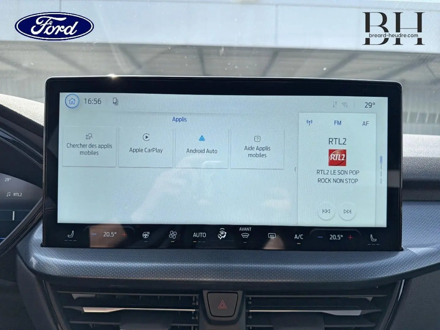 Vue intérieure centrée sur l'écran tactile du tableau de bord du Ford Kuga 2026, affichant les applications multimédia.
