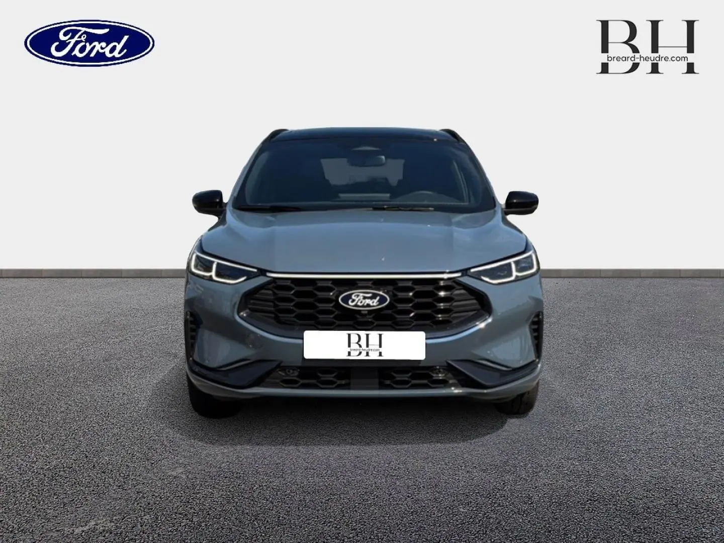 Vue frontale d'un Ford Kuga bleu métallisé avec calandre noire et phares LED allumés sur fond neutre.