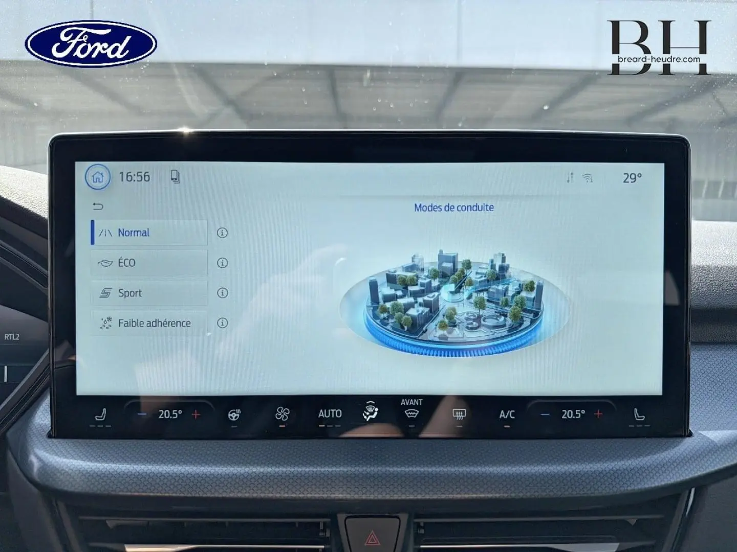 Écran tactile central du Ford Kuga 2026 affichant les modes de conduite avec interface moderne et commandes climatisation.