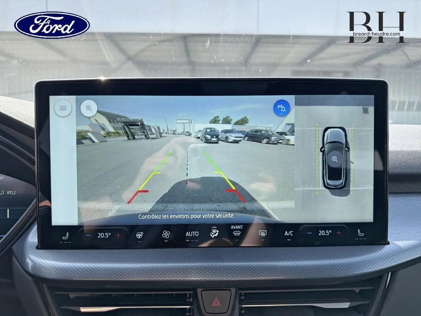 Écran tactile intérieur du Ford Kuga 2026 montrant la caméra de recul et la vue panoramique 360° du véhicule.